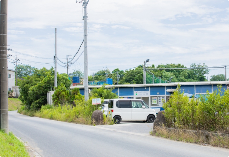 ウイングフットサルクラブが見えましたら右折すると駐車場です